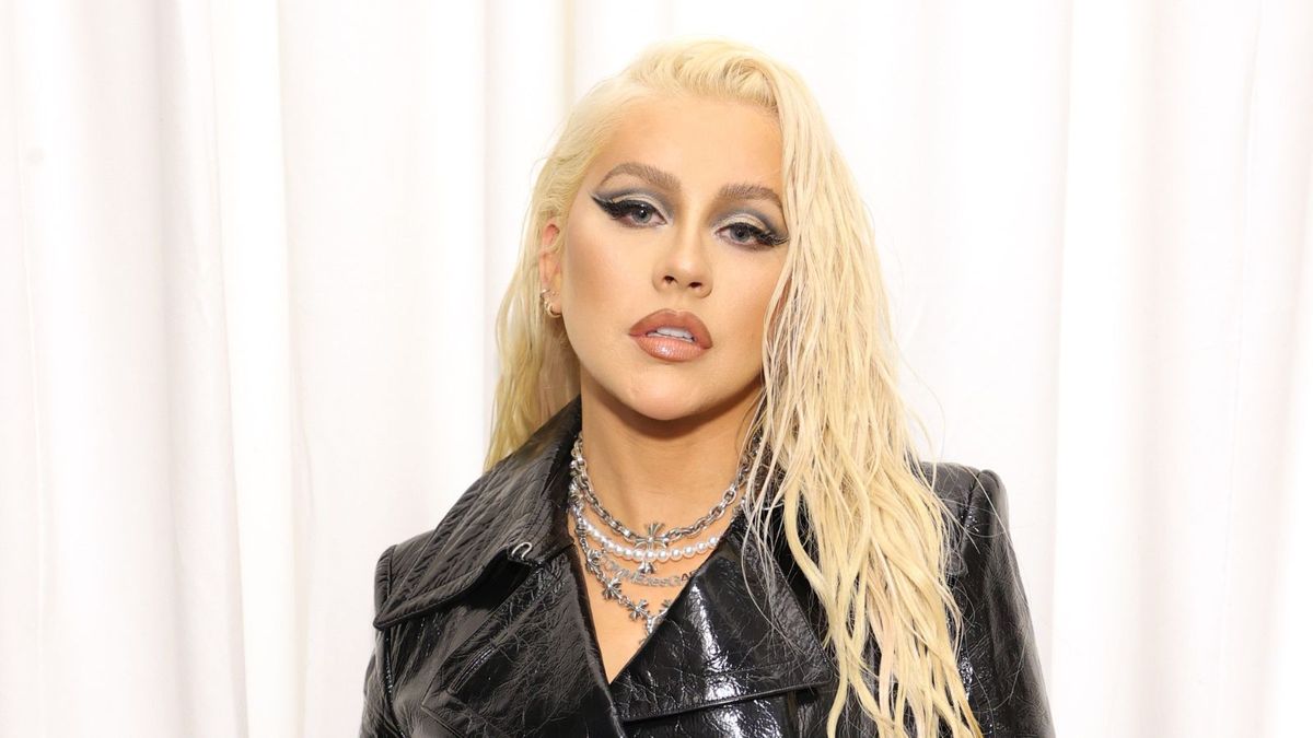 Christina Aguilera verwendet kräftigen Hibiskus, Zellige-Fliesen und sanfte Neutraltöne, um den perfekten Garten im toskanischen Stil zu gestalten – Gartenexperten lieben ihren trendigen Look