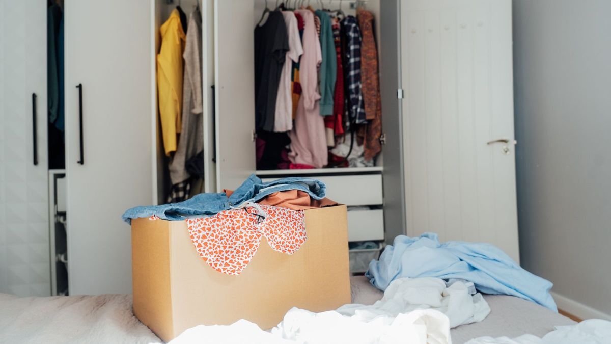 Die 7 Dinge, die Sie niemals oben in Ihrem Kleiderschrank aufbewahren sollten – und wo Sie sie stattdessen aufbewahren können