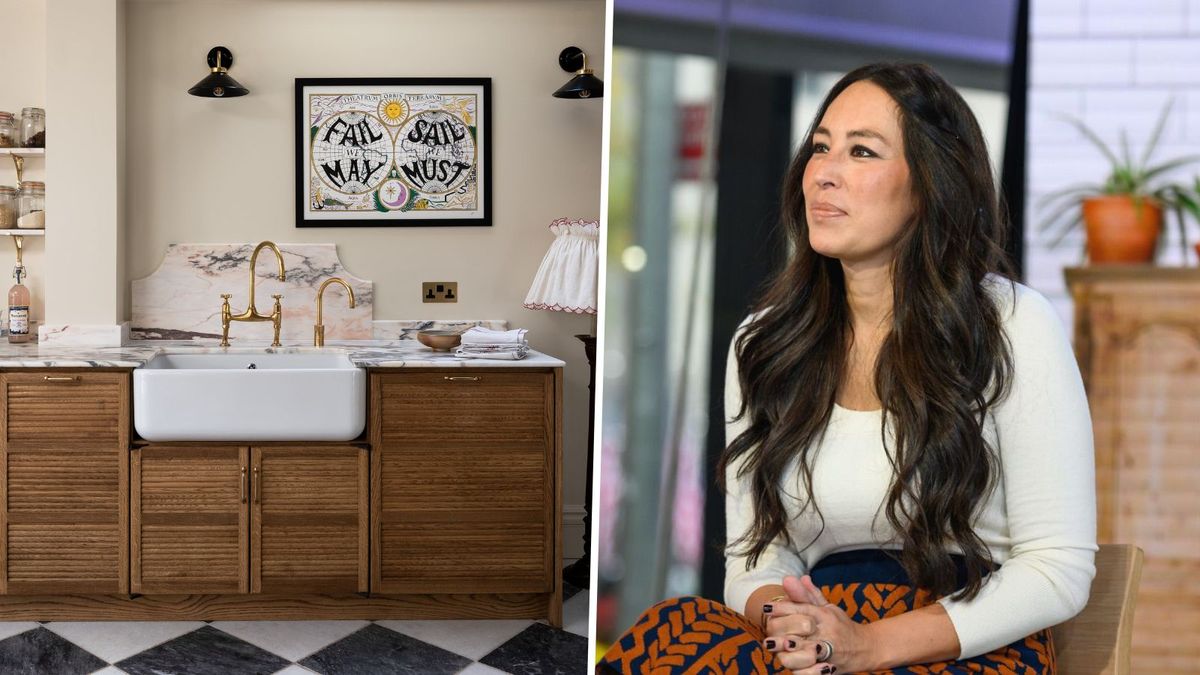 Wir haben gerade ein unerwartetes, aber super elegantes Detail an Joanna Gaines Küchenspüle entdeckt – und wir denken, dass dies ein Trend bei Küchenrückwänden sein wird, den man im Auge behalten sollte
