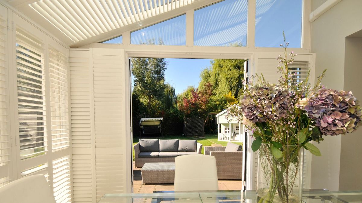 5 einfache DIY-Tricks, auf die Bauprofis schwören, um einen Wintergarten vor Zugluft zu schützen – damit sich Ihr Haus diesen Winter sofort wärmer anfühlt