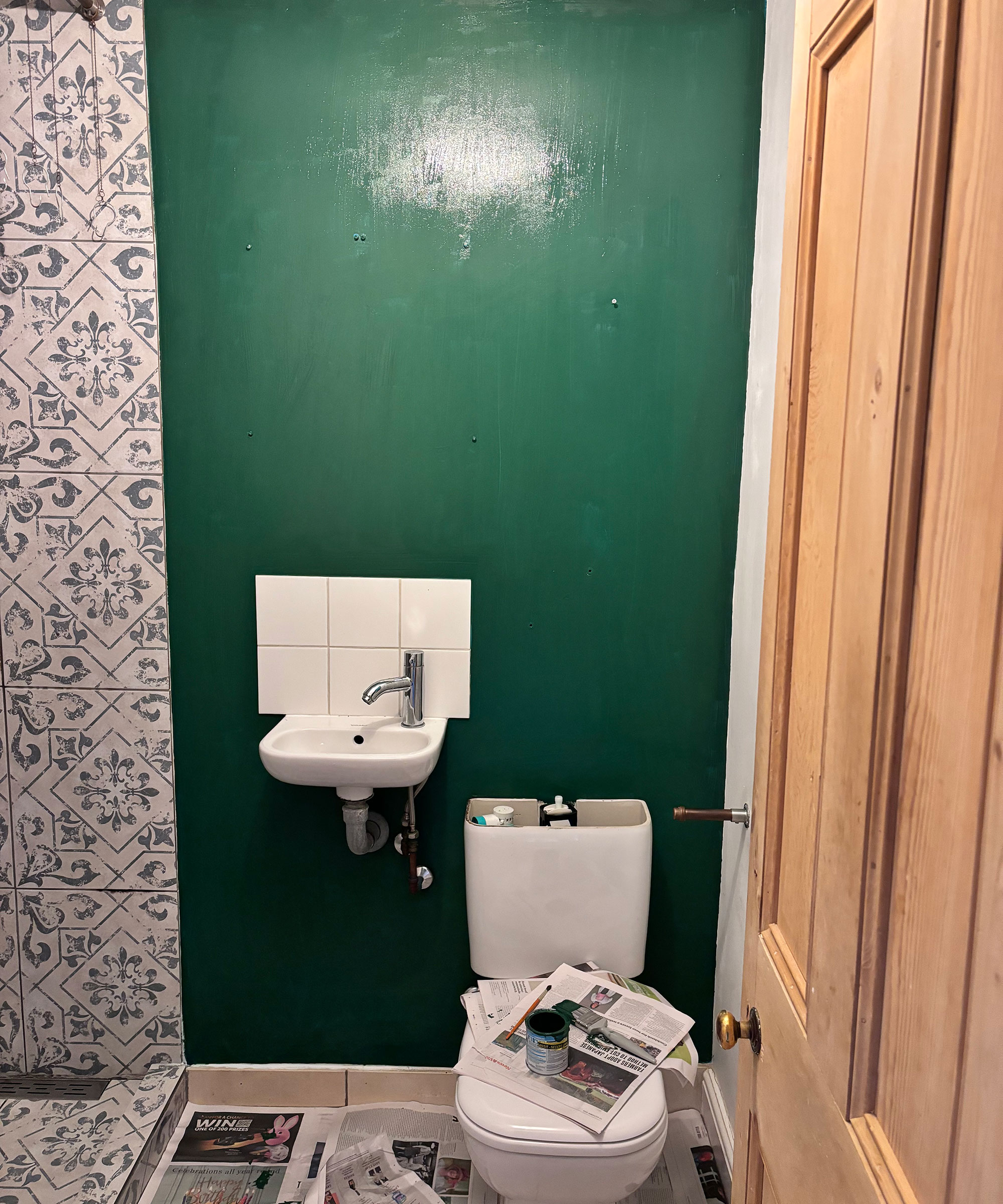 Nasse grüne Farbe im kleinen Duschraum