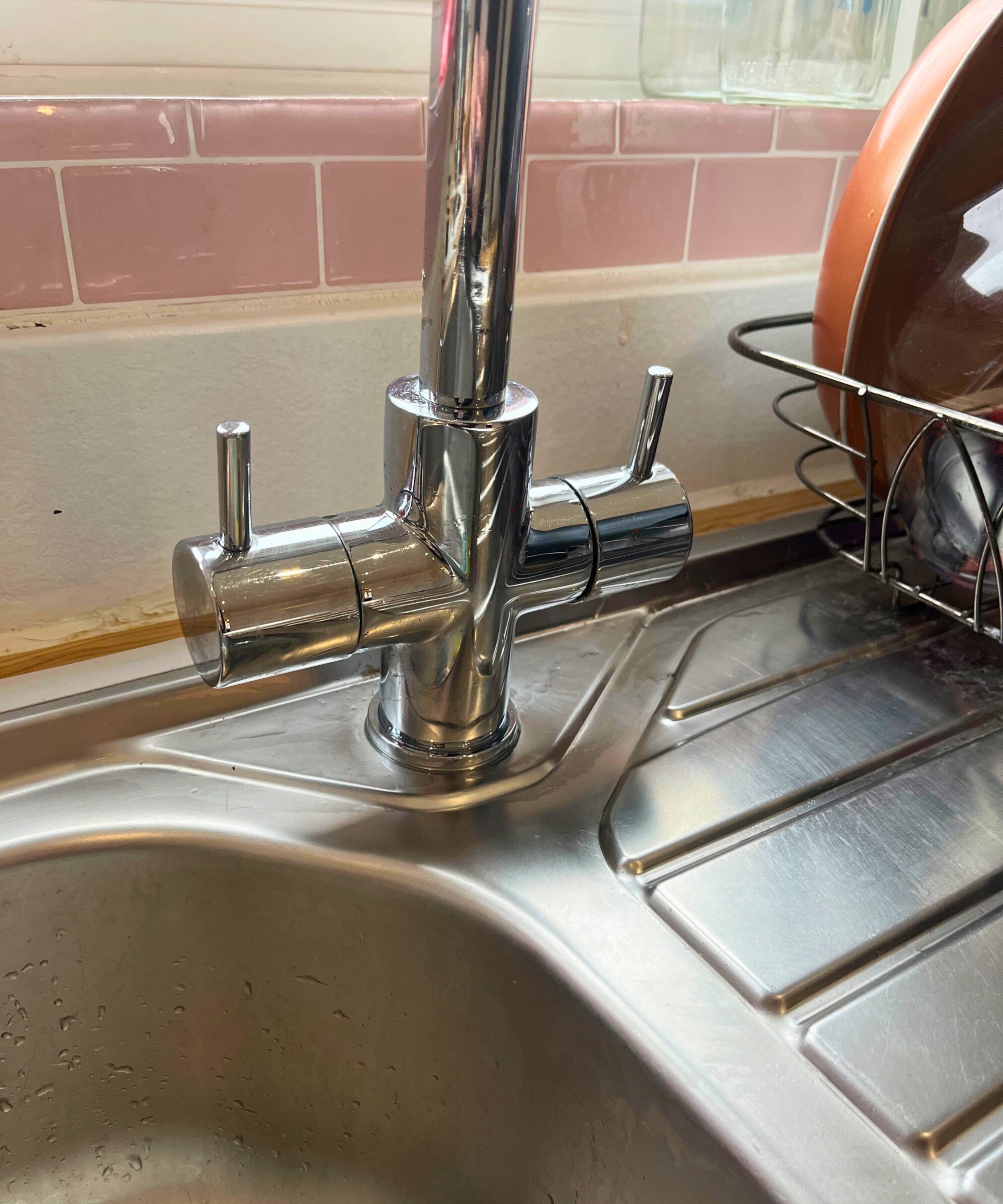 Danach mein kalkfreier Wasserhahn. Alles ist frei von mineralischen Ablagerungen und glänzend