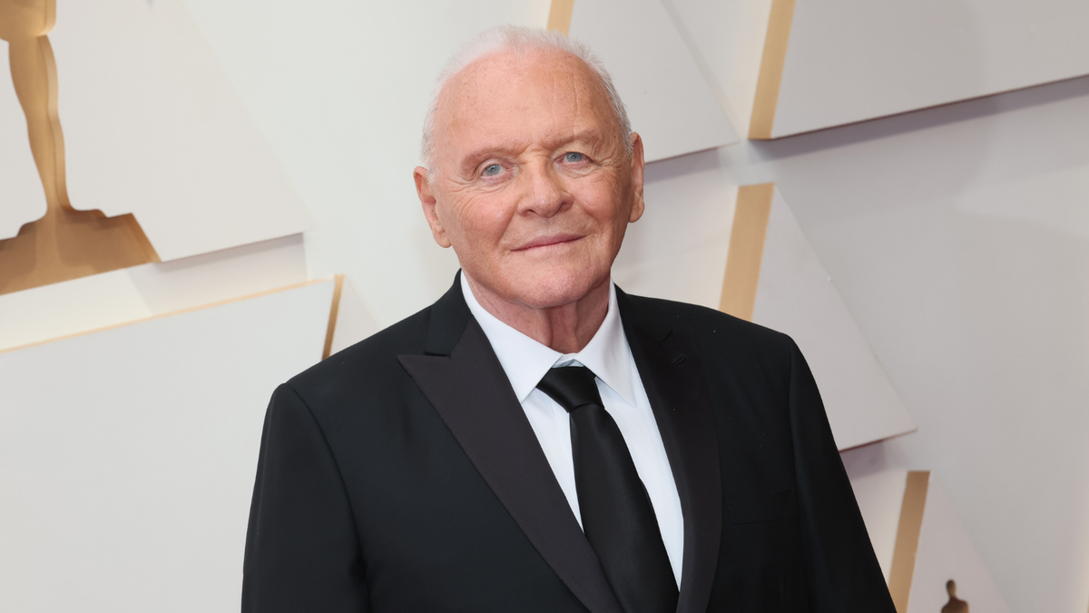 Anthony Hopkins macht das Beste aus einem „toten Raum“ mit warmen Neutraltönen, auffälliger Beleuchtung und Steinmöbeln – Experten lieben seine unterschätzte Technik