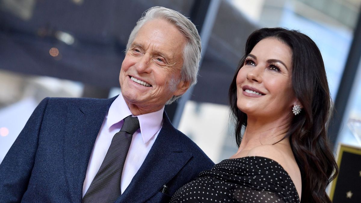 Das Wohnzimmer von Catherine Zeta-Jones und Michael Douglas kombiniert kräftige Tapeten, goldene Akzente und historische Details für eine moderne Variante des klassischen Stils