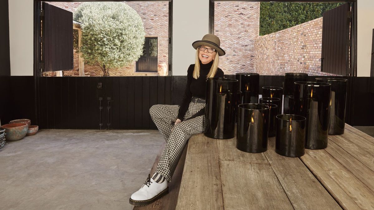Das Wohnzimmer von Diane Keaton vereint auf einzigartige Weise spanisches Revival und modernen Landhausstil – Sie können den Look für weniger als 15 US-Dollar kaufen