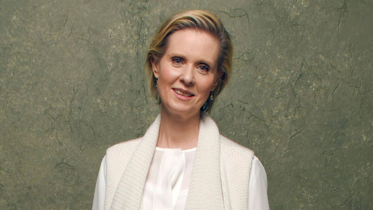 Die Terrassenmöbel von Cynthia Nixon beweisen, dass Grau immer in Mode ist – es ist nicht umsonst ein von Experten anerkannter Farbton