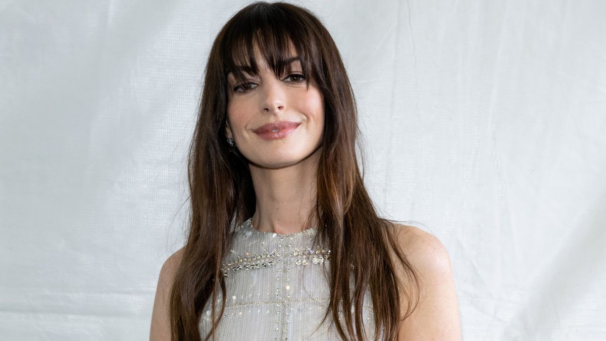 Die ausgewogene Gestaltung des Eingangsbereichs von Anne Hathaway greift den „Midimalismus“-Trend auf, der im Jahr 2025 dominieren wird – der Look ist persönlich, aber nicht überwältigend