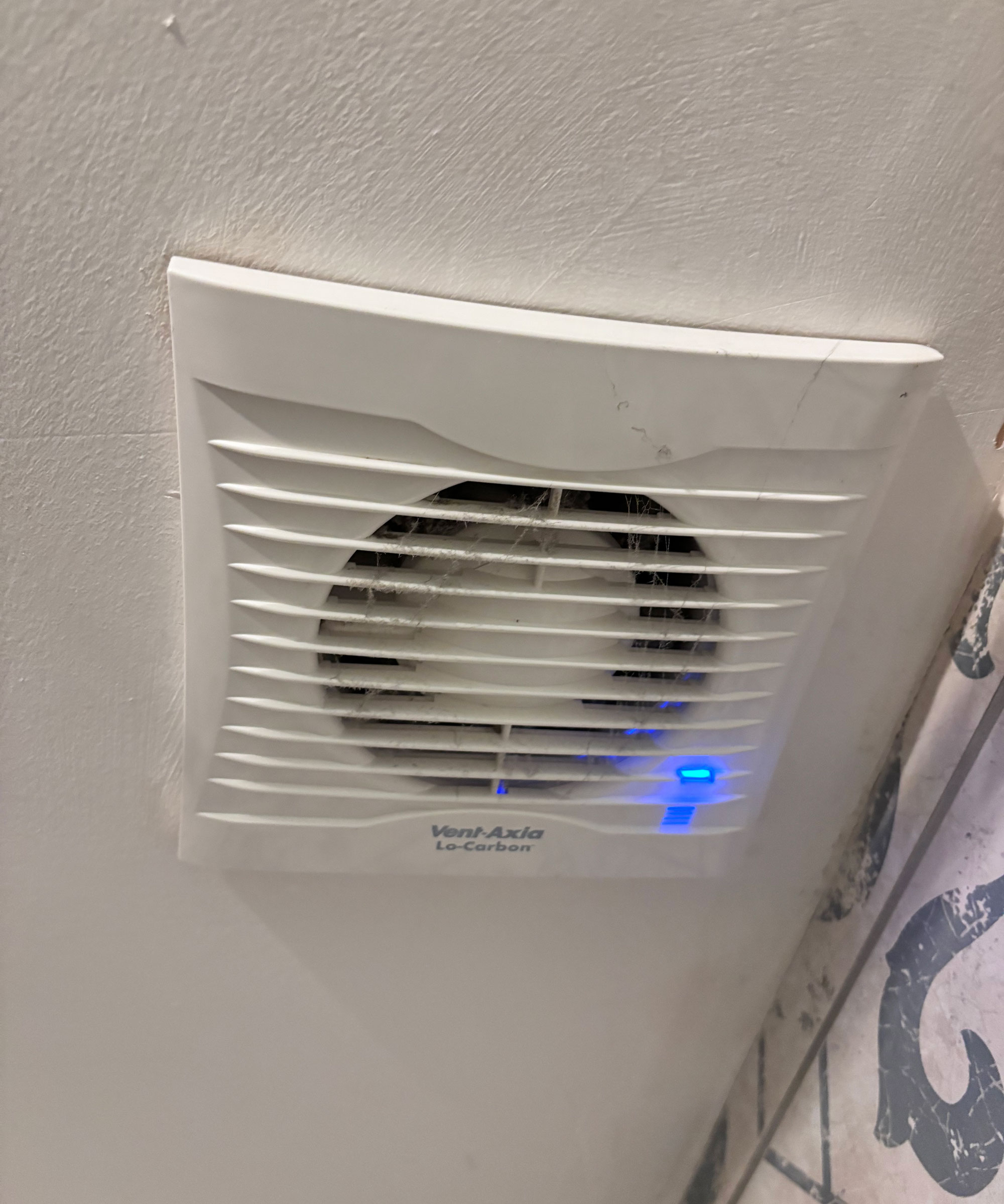 Schmutziger Absaugventilator voller Staub