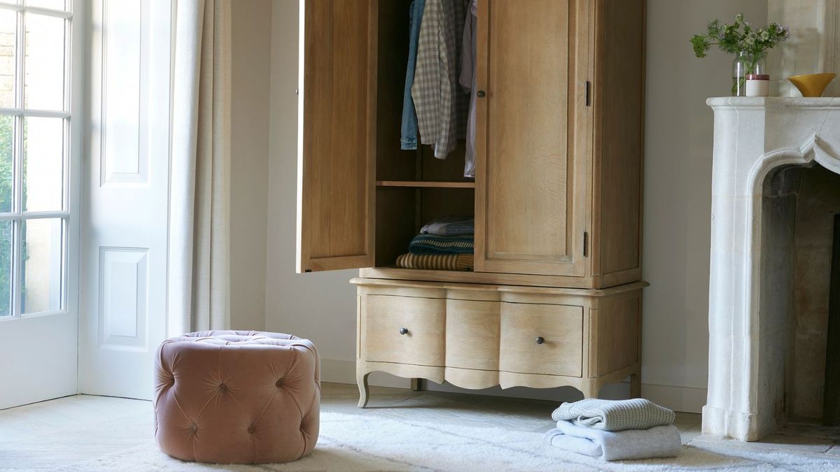 Ich habe den viralen Trick zum Aufhängen von Jeans ausprobiert, um meinen Jeans-Aufbewahrungsraum zu verdoppeln – und er ist perfekt für kleine Räume
