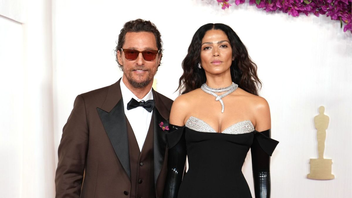 Matthew und Camila McConaughey verwenden diesen Trick mit der blauen Inselfarbe, um ihrer Küche Charakter zu verleihen – ohne den Raum zu überfordern