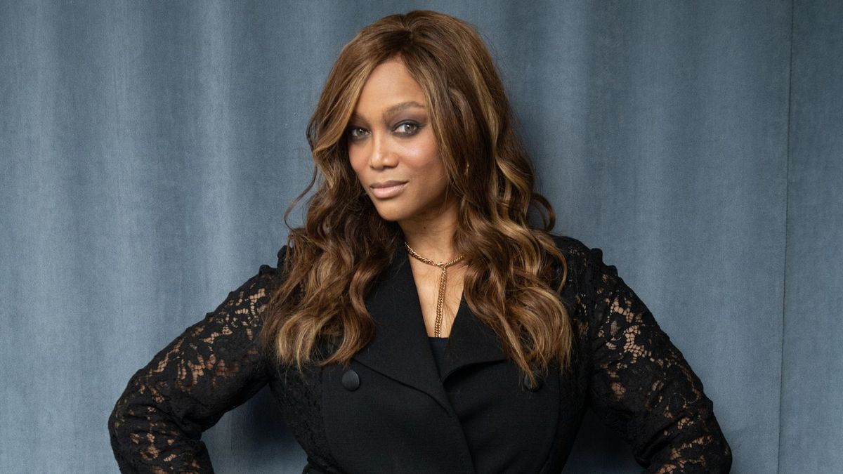 Tyra Banks‘ „fünfte Wand“ in ihrem Ankleidezimmer hat eine unorthodoxe Behandlung – Designer lieben ihre verspielte und dennoch wirkungsvolle Wirkung