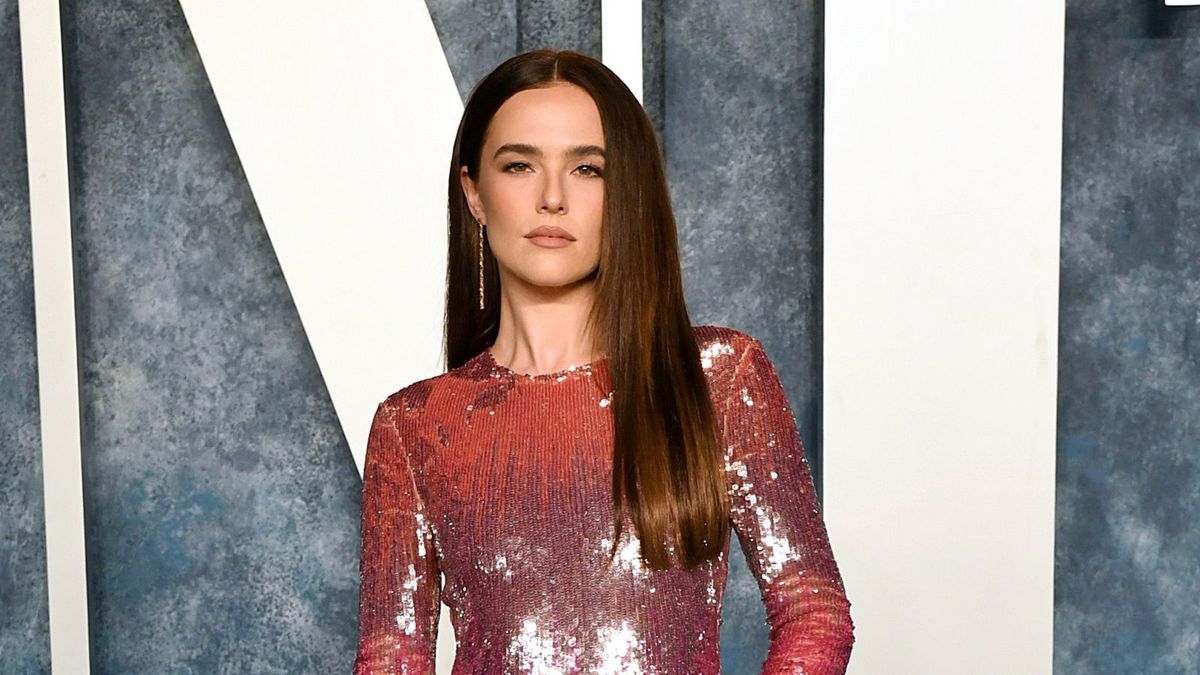 Zoey Deutchs rebellische Sofafarbe verleiht ihrem rustikalen Wohnzimmer „sofort Charakter“ – Farbexperten entschlüsseln ihre kontroverse Kraft