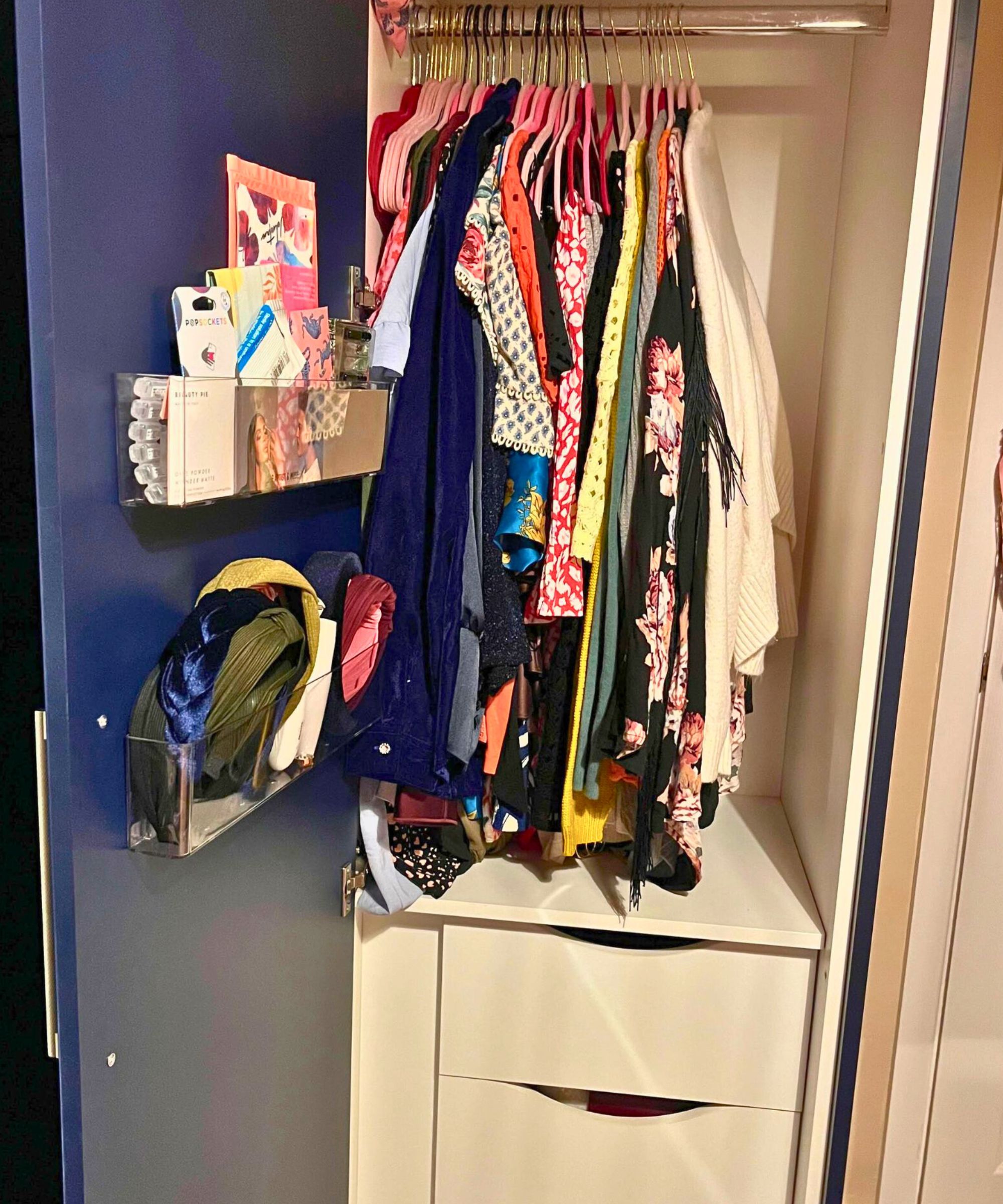 Schrank danach. Mein offener Kleiderschrank mit einer halben Leiste frei