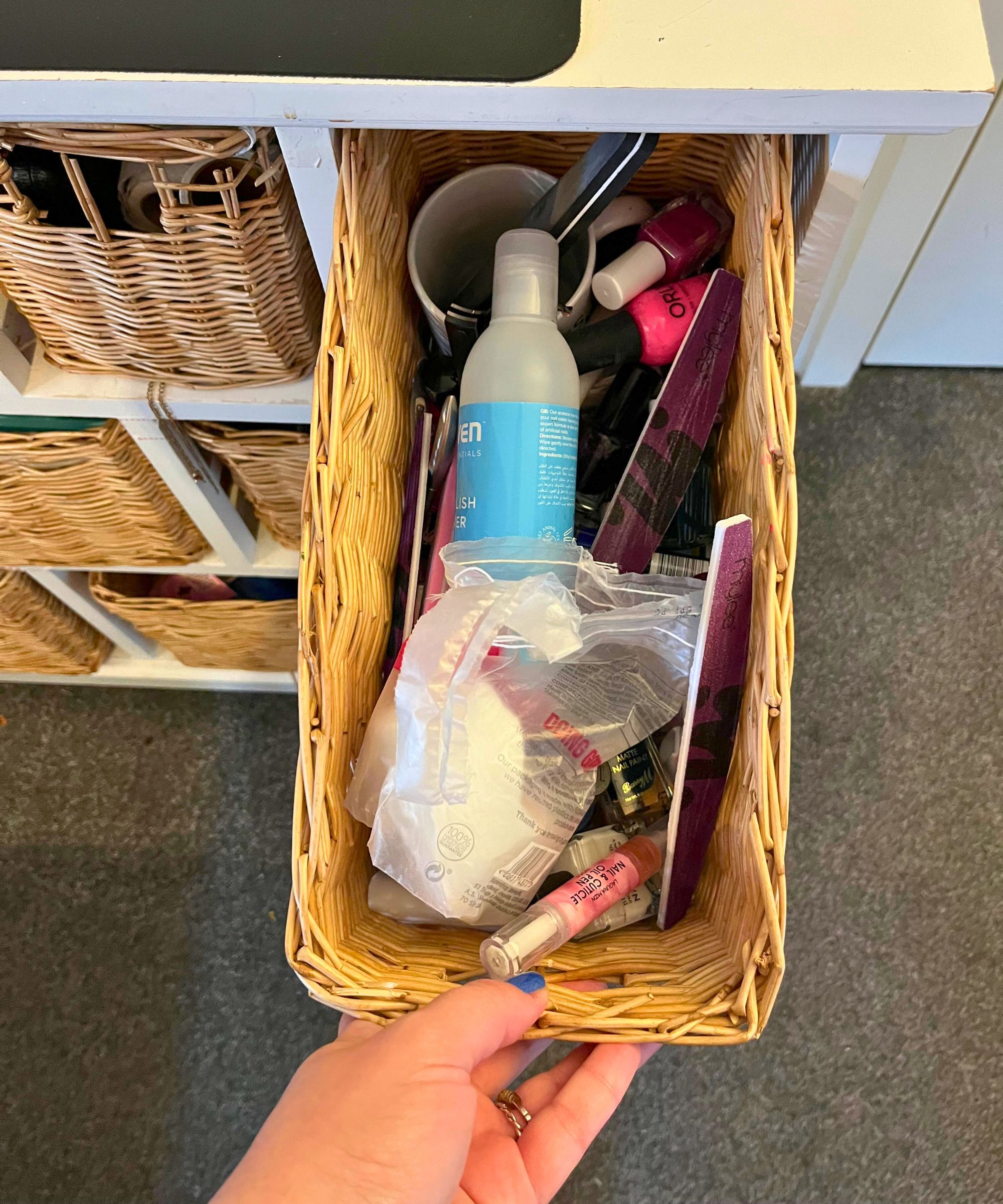 Nagelschublade davor. Eine von meiner Hand aufgezogene Schublade zeigt ein Durcheinander aus Wattepads, Nagellack, Nagelfeilen und einer blauen Flasche Aceton
