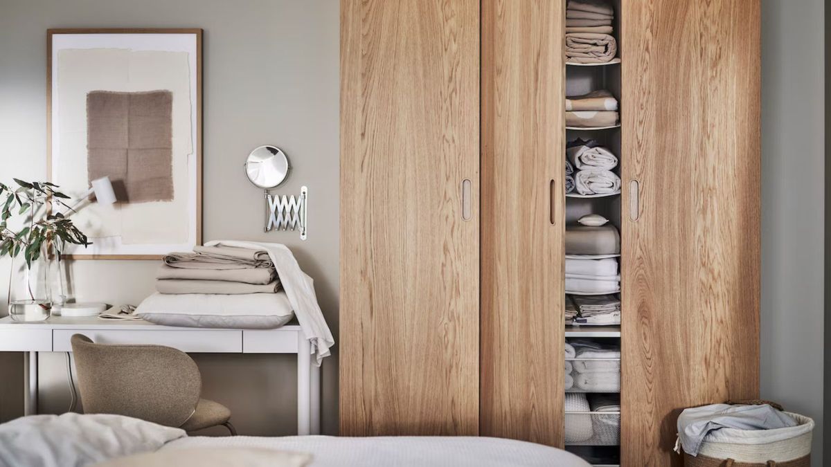 Da ich in meinem winzigen Schlafzimmer nicht genügend Stauraum hatte, baute ich eine Nische in einen DIY-Schrank um – er verdreifachte meinen Stauraum und kostete 90 % weniger als ein Einbauschrank