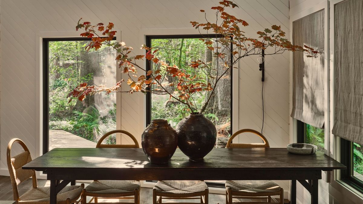 Dieses elegante Haus in den Bergen bringt den Stil der Ostküste an seinen Standort im pazifischen Nordwesten – das Ergebnis ist ein Beispiel für entspannten und stilvollen Hütten-Chic