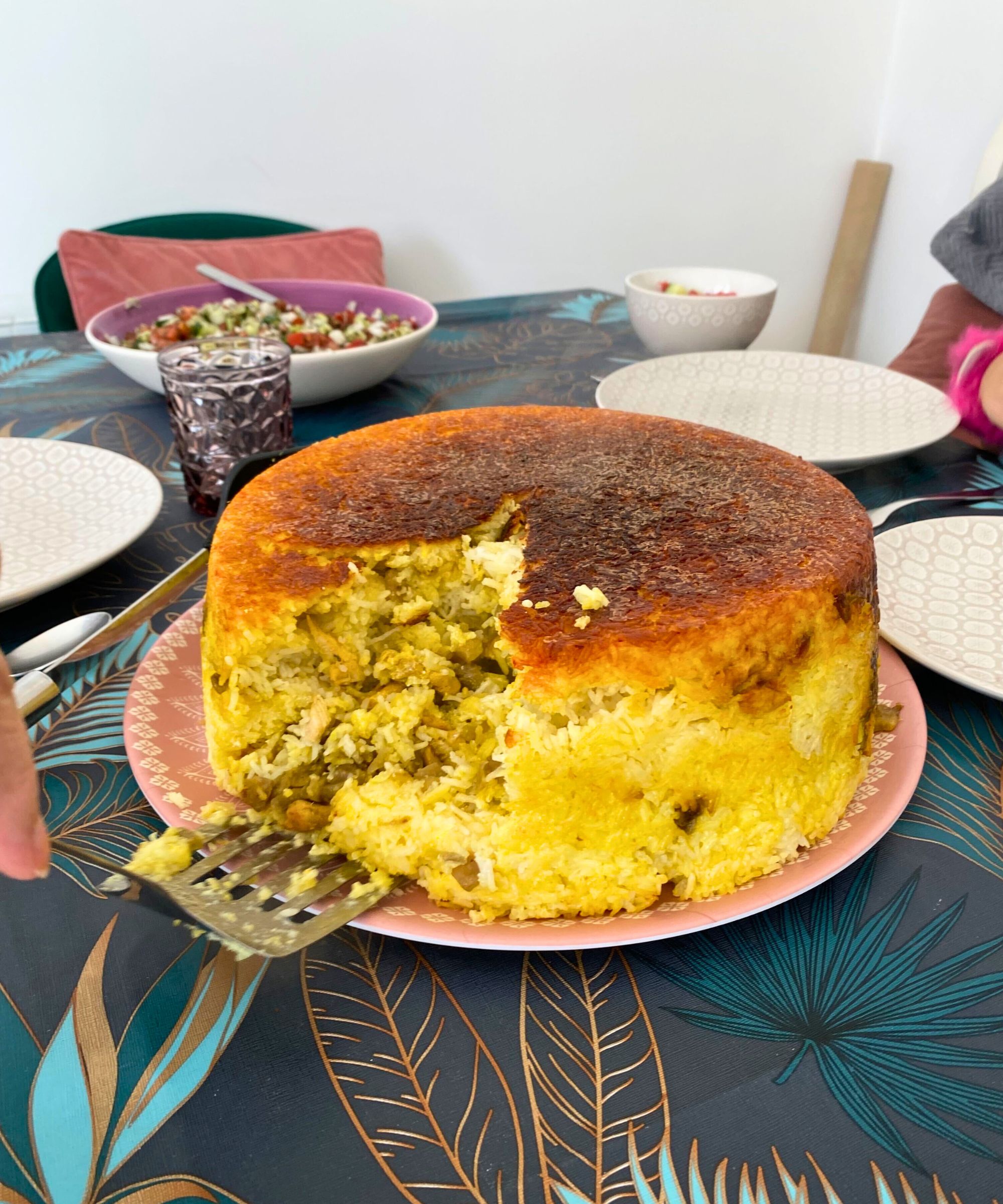 Mein persisches Tahchin mit Hühnchen, Auberginen und Safranjoghurt mit knusprigem Tahdig