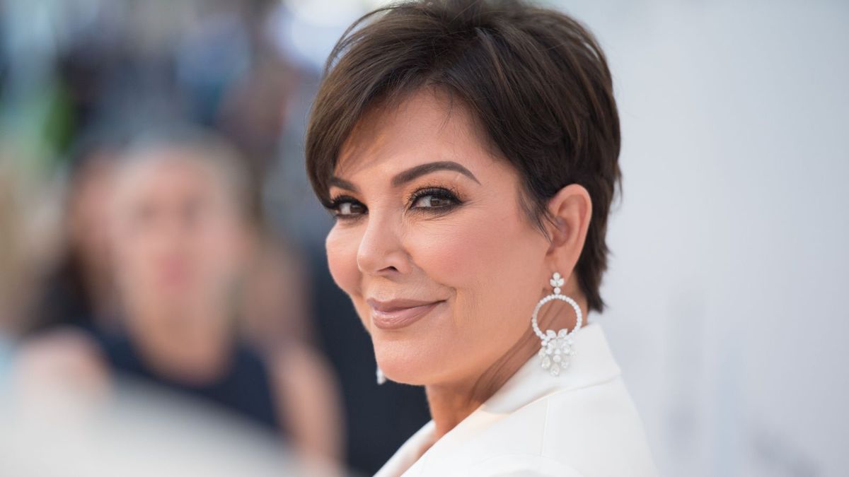 Kris Jenner nutzt einen luxuriösen Blickfang, um ihren schlichten weißen Eingangsbereich aufzuwerten – ich liebe die kühne Wirkung dieser einfach nachzubildenden Aufwertung