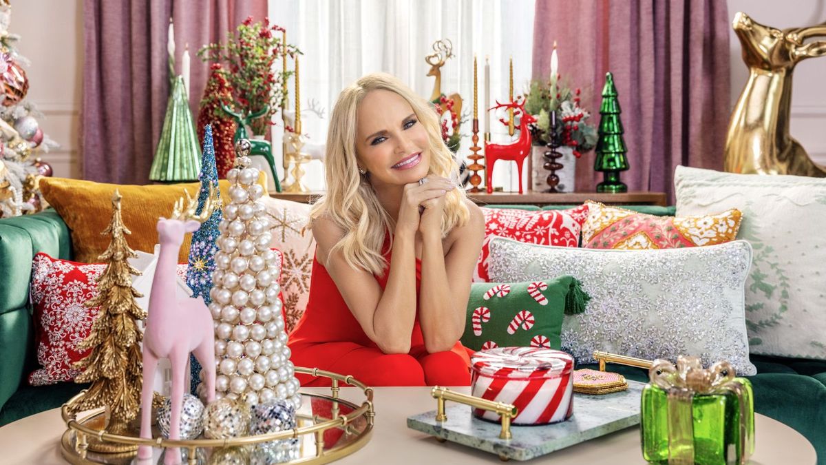 Kristin Chenoweth kreiert in diesem oft übersehenen Teil ihres Wohnzimmers eine vielschichtige Weihnachtsdekoration – ihre Technik ist einfach und erschwinglich nachzubilden