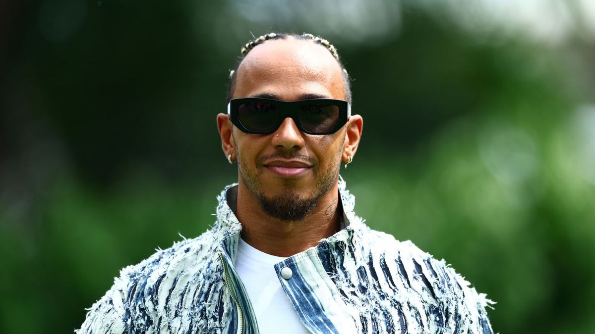 Lewis Hamilton setzt strategisch weiße Farbe und warme Holzakzente ein, um diesen kniffligen Möbelfarbton in seinem Wohnzimmer zugänglich zu machen