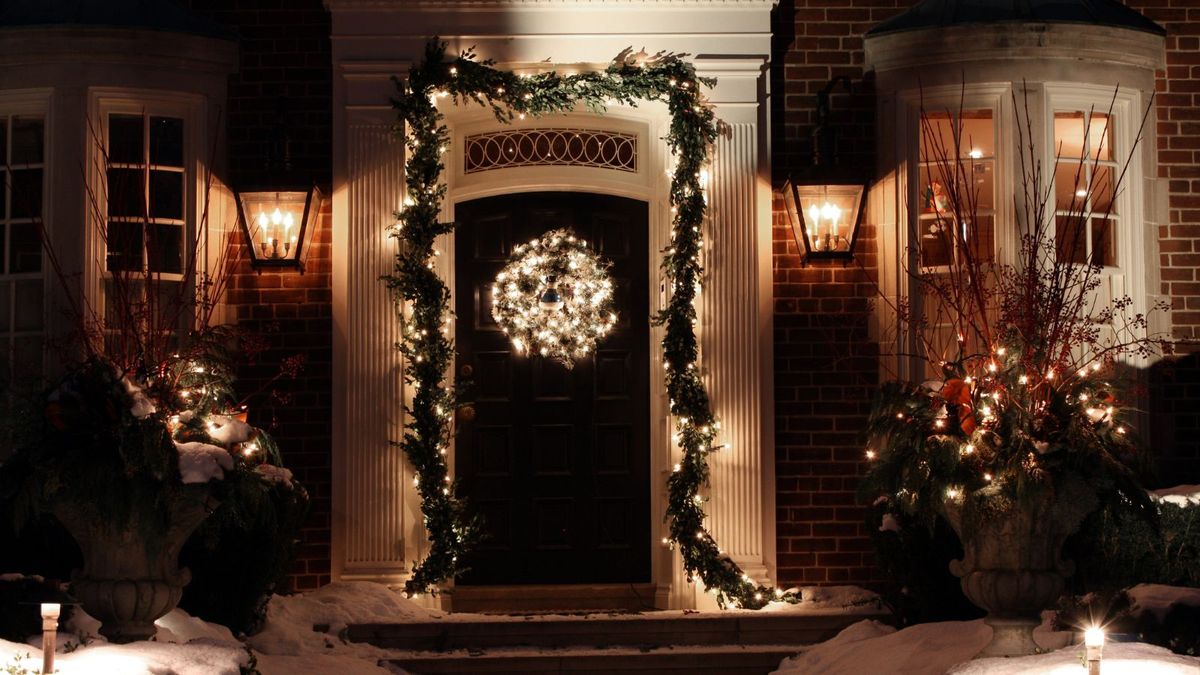 Lichtdesigner verraten 7 Möglichkeiten, kitschige Weihnachtsbeleuchtung im Freien zu vermeiden und was man stattdessen tun kann
