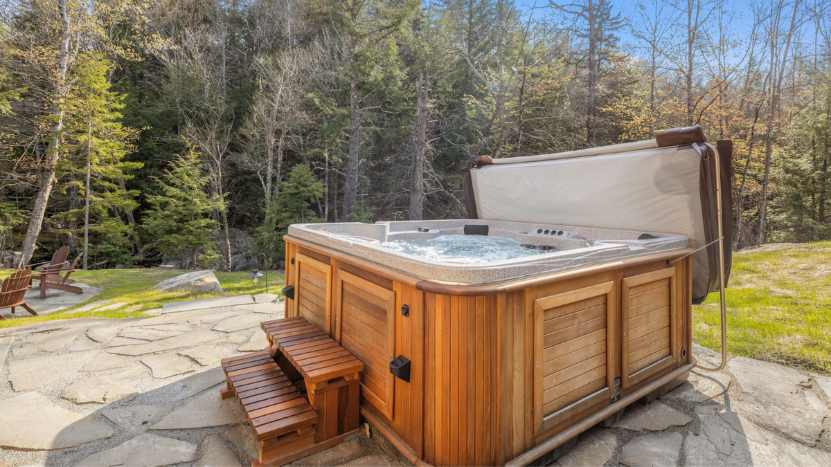Pool-Profis verraten, wie Sie eine schmutzige Whirlpool-Abdeckung in 5 einfachen Schritten reinigen – halten Sie Ihre Whirlpool-Abdeckung den ganzen Winter über makellos, ohne die Isolierfähigkeit zu beeinträchtigen