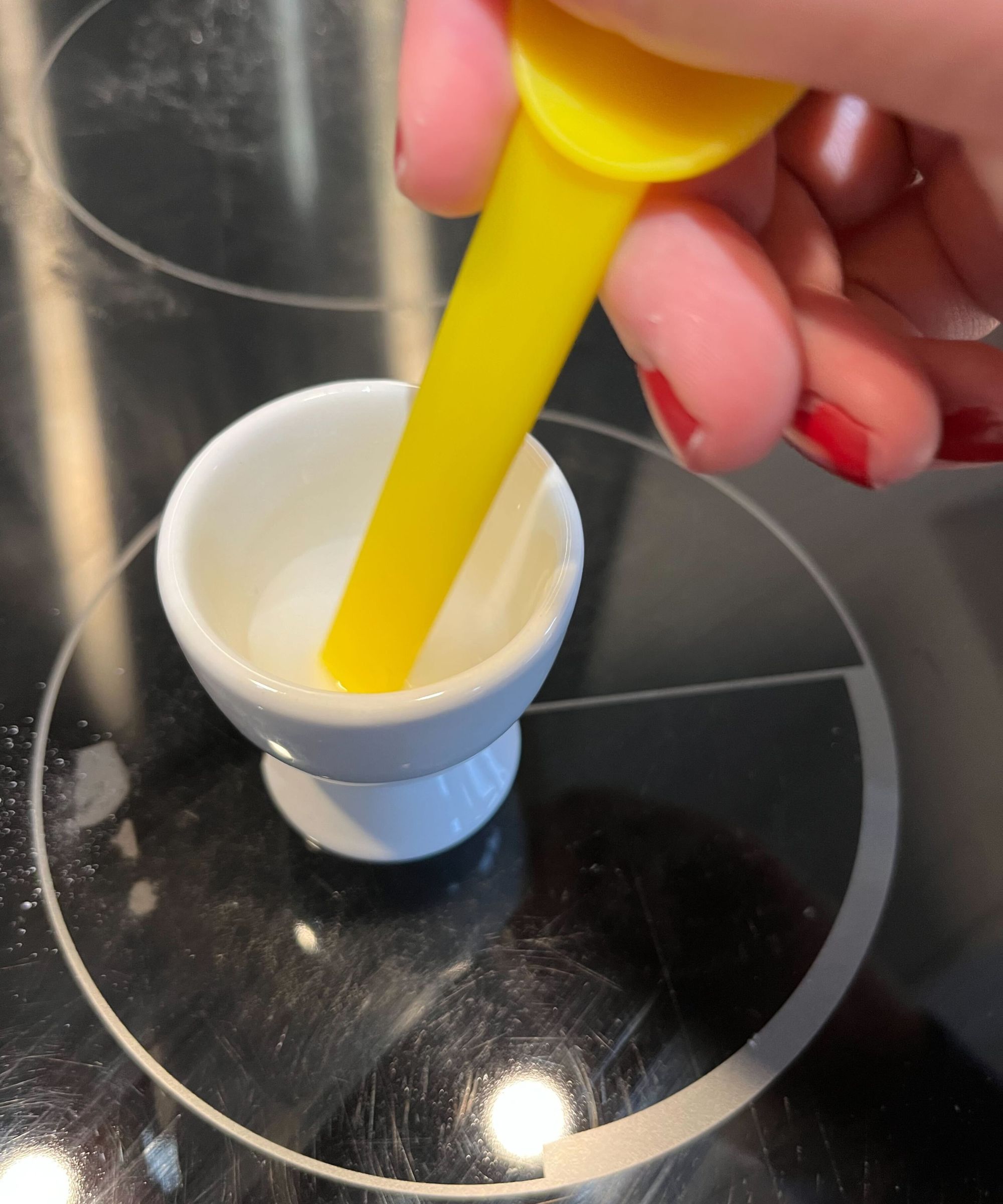 Ich habe eine Paste aus Backpulver hergestellt, indem ich Wasser hinzufügte und mit einem Löffel verrührte
