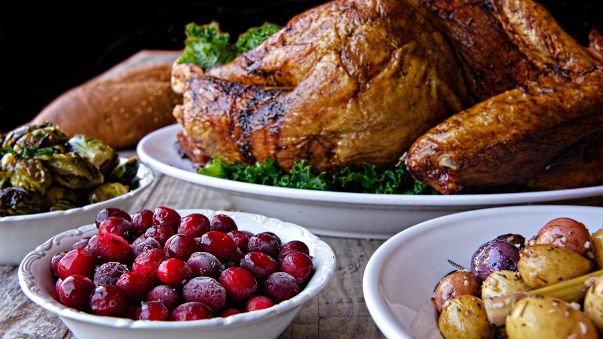 5 Heißluftfritteusen-Hacks, um das Weihnachtsessen stressfreier (und noch köstlicher) zu machen