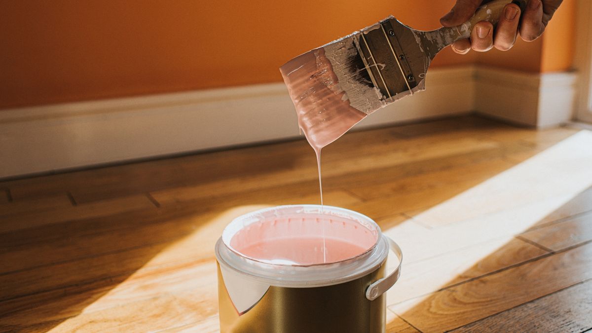 7 praktische Dinge, die Sie mit Farbresten rund um Ihr Zuhause machen können, darunter den Schutz von Gartenmöbeln, das Abtönen von Zement und die Herstellung von Ausbesserungssets