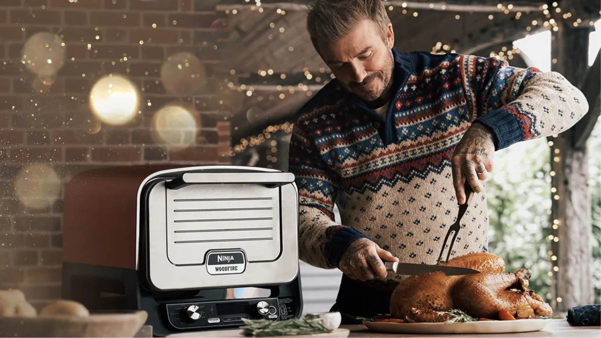 David Beckham schneidet seinen Weihnachtstruthahn mit einem messerscharfen Messer – der Traum eines jeden Kochs