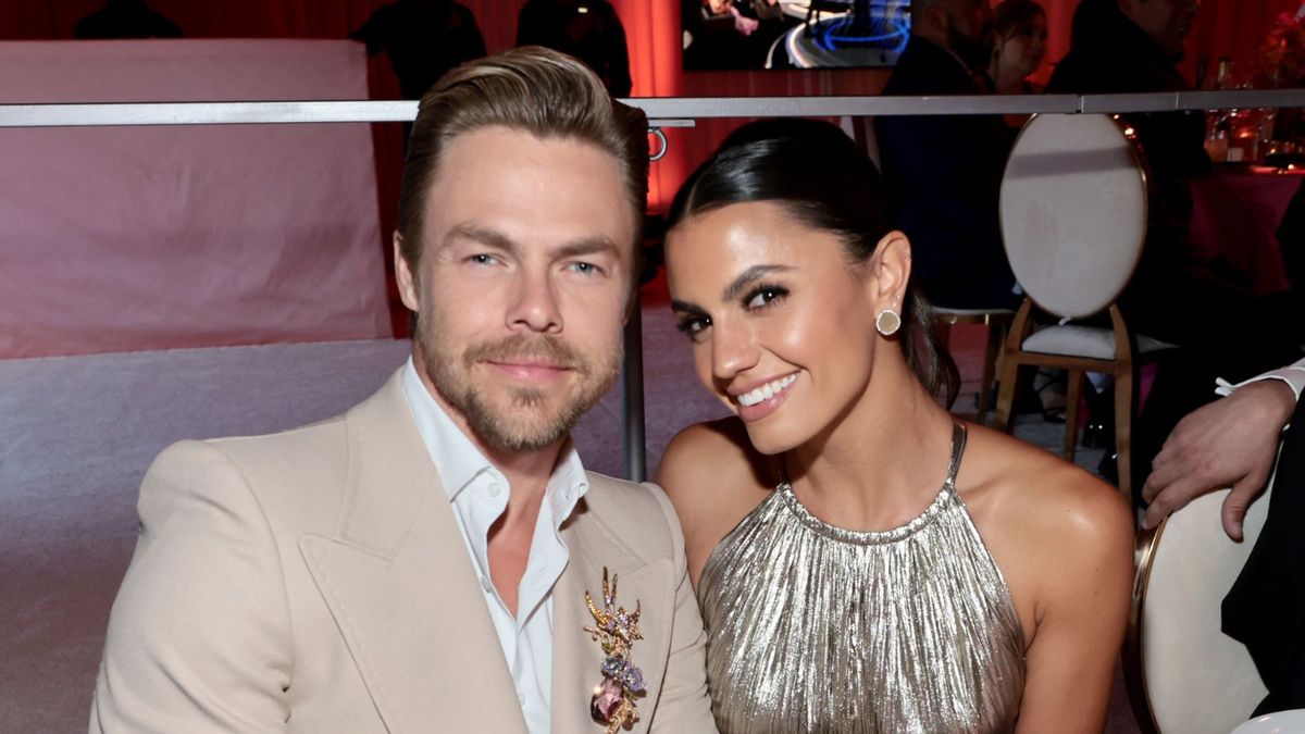 Der Weihnachtsbaum von Derek Hough und Hayley Erbert feiert den größten Trend der Saison – der Hochglanz-Look wird dieses Jahr in allen Häusern zu finden sein