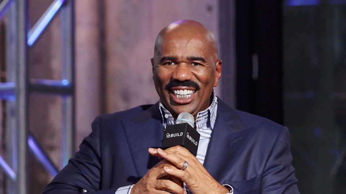 Der blaue Weihnachtsbaum von Steve Harvey macht die Weihnachtsdekoration zu einer Kunstform – er ist eine Meisterklasse, wenn es darum geht, Ihr saisonales Design aufzuwerten