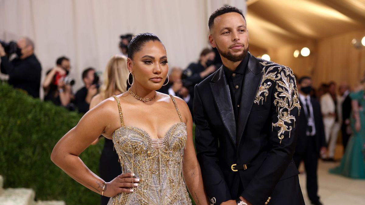 Der moderne Eingangsbereich von Stephen und Ayesha Curry verschmilzt die Grenzen zwischen Innen- und Außenbereich – für eine neutrale, aber einladende Wirkung