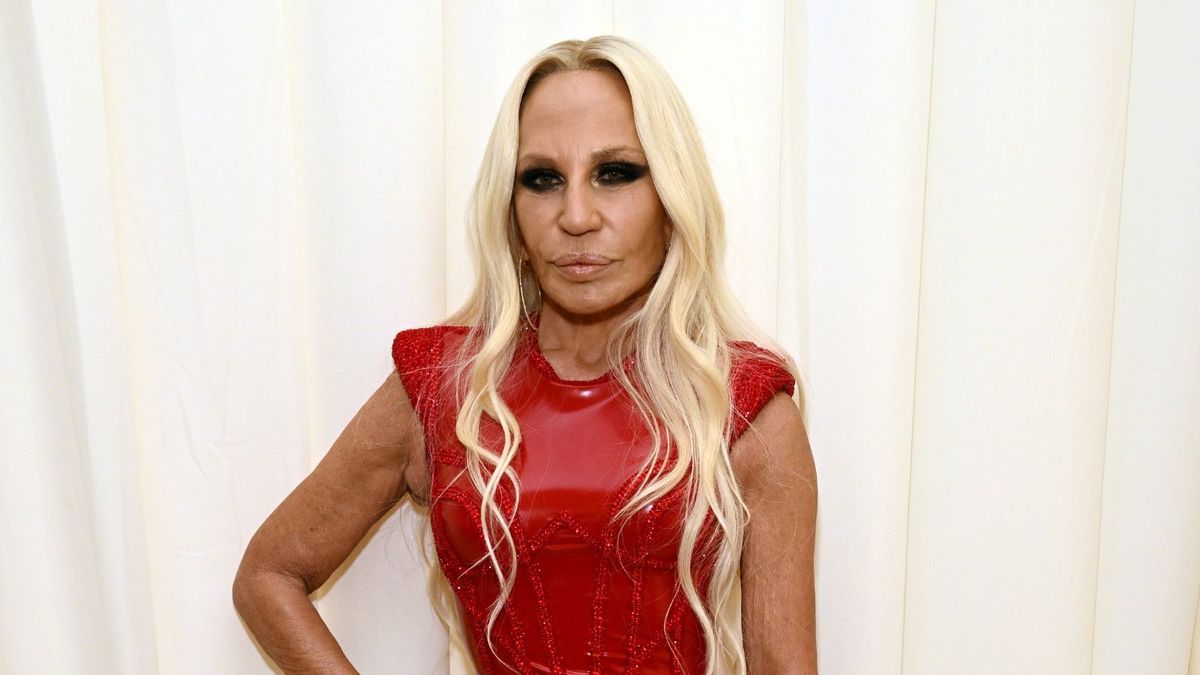 Der rosafarbene und perlmuttfarbene Baumschmuck von Donatella Versace zeigt, wie raffiniert Glitzer sein kann – er macht Spaß, ist aber makellos stilvoll