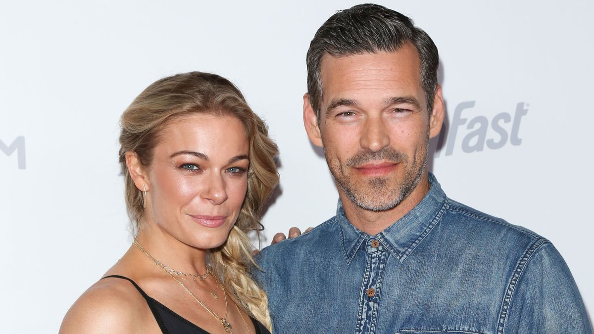 Der „no ornament“-Weihnachtsbaum von LeAnn Rimes und Eddie Cibrian ist der begehrteste Look des Jahres 2024 – und er ist nicht der einzige festliche Trend in diesem Wohnzimmer