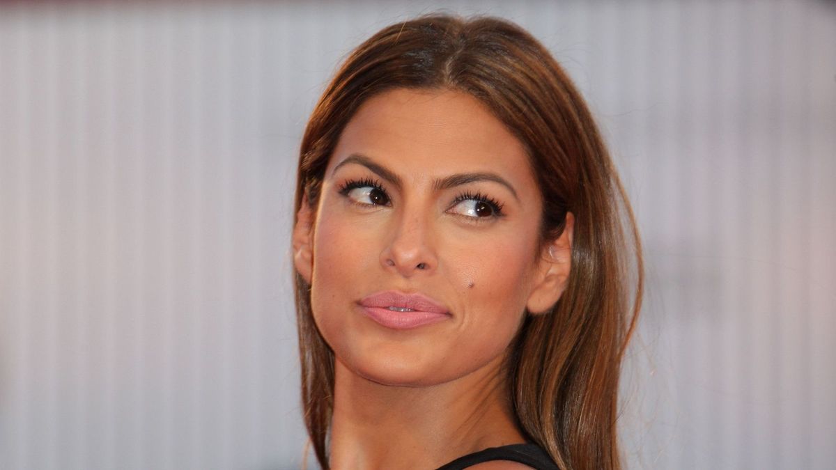 Eva Mendes und Ryan Gosling verwenden Miniatur-Weihnachtsbäume, um ihrer Kücheninsel eine einzigartige festliche Note zu verleihen – den Look gibt es für 10 $