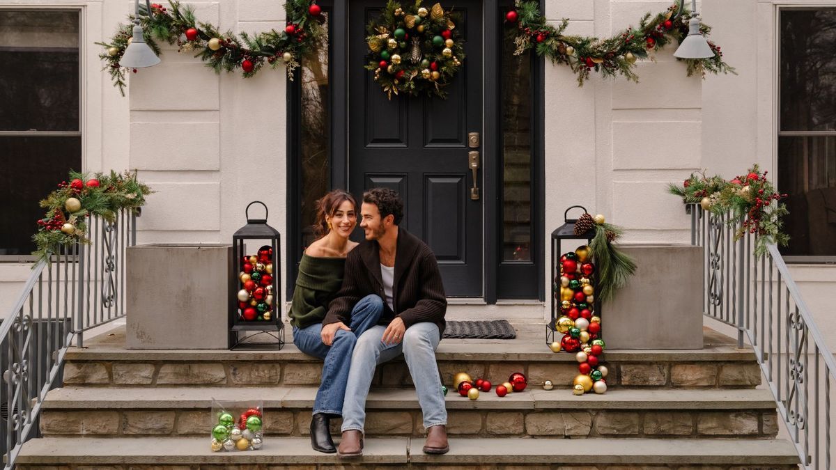 Exklusiv: Kevin und Danielle Jonas über die Gestaltung eines Kaufhaus-würdigen Weihnachtsbaums – und die Feiertagstraditionen in ihrem Haushalt