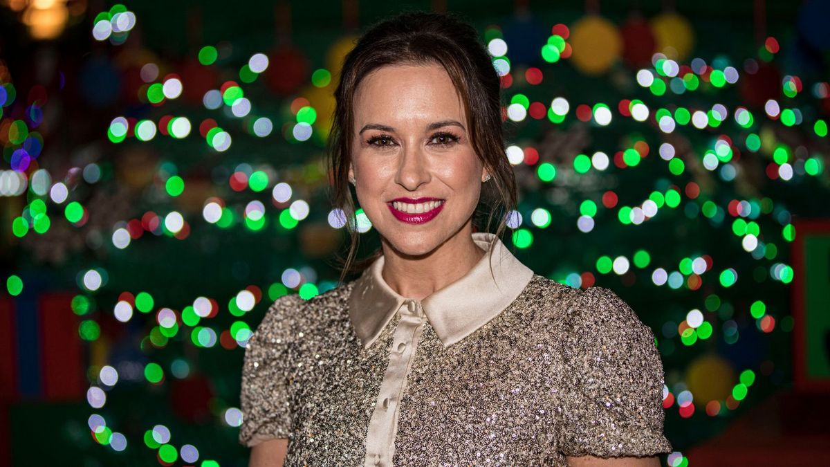 Exklusiv: Lacey Chabert von Mean Girls spricht über unverzichtbare Weihnachts-Haushaltswaren und die Methode, den Weihnachtsbaum anzuzünden, die Sie für 2024 kennen müssen