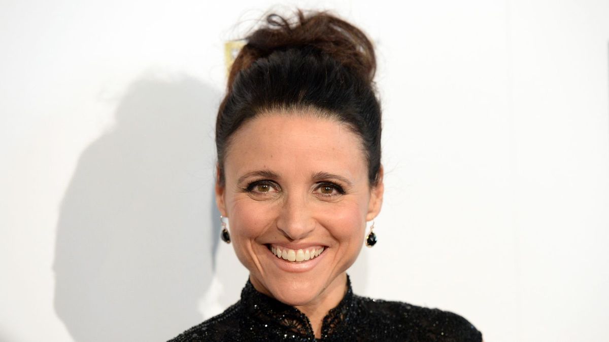 Julia Louis-Dreyfus umarmt die einfarbigen Weihnachtsbäume im Weißen Haus – die schlichte, auffällige Dekoration ist trügerisch festlich