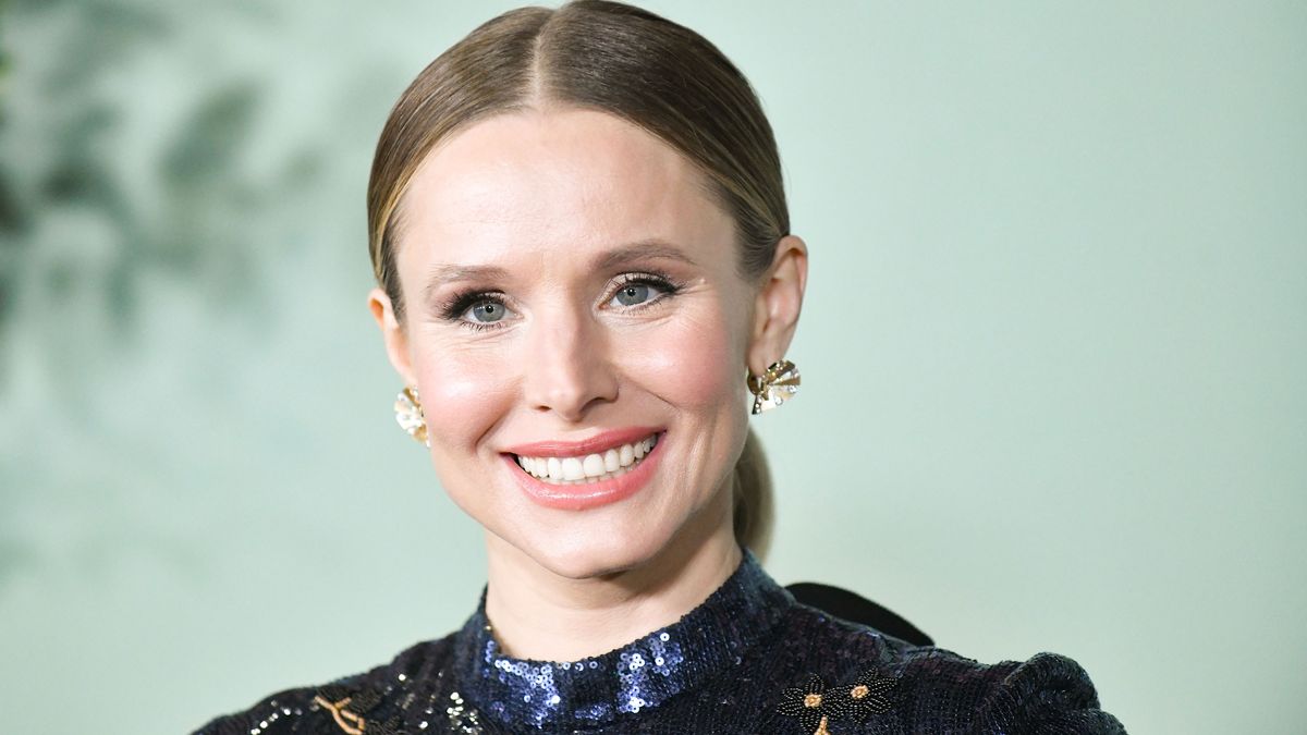 Kristen Bell teilte ihren beeindruckenden „Wicked“-Weihnachtsbaum – geschmückt mit den berühmten rubinroten Hausschuhen und gelben Backsteinstraßen