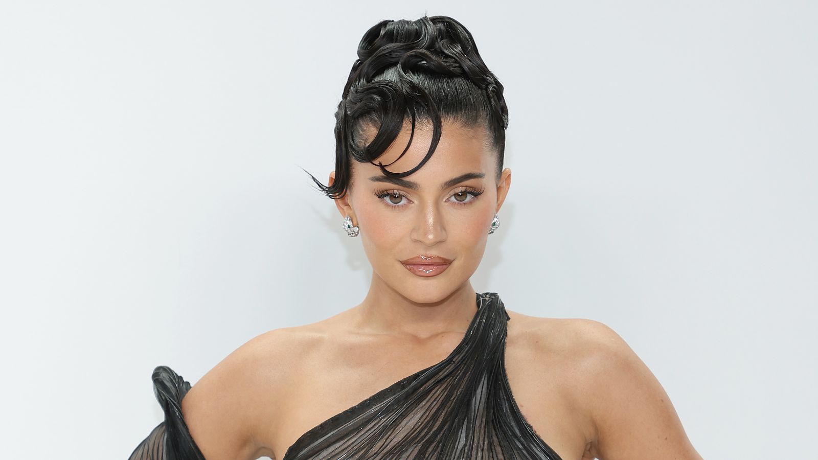 Kylie Jenner auf weißem Hintergrund