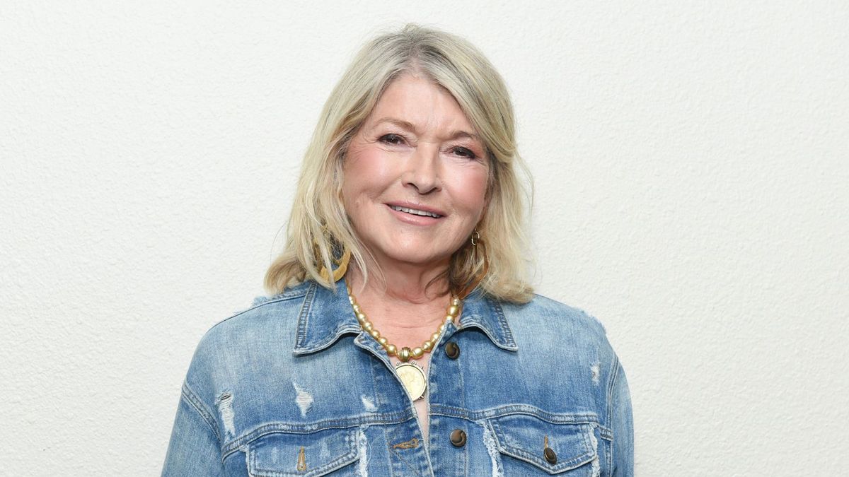Martha Stewart nutzt Glasflaschen, um ein Geschirrspülproblem zu lösen, mit dem jeder Hausbesitzer konfrontiert ist – ihre Methode verbessert das Aussehen Ihrer Küche