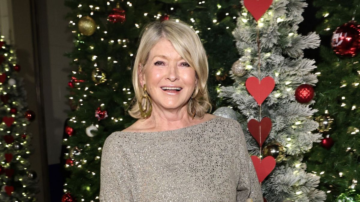 Martha Stewarts goldener Weihnachtsbaum ist der Vorreiter des Metallic-Trends, der dieses Jahr die Oberhand gewinnt – reproduzieren Sie ihren markanten Stil für unter 30 US-Dollar