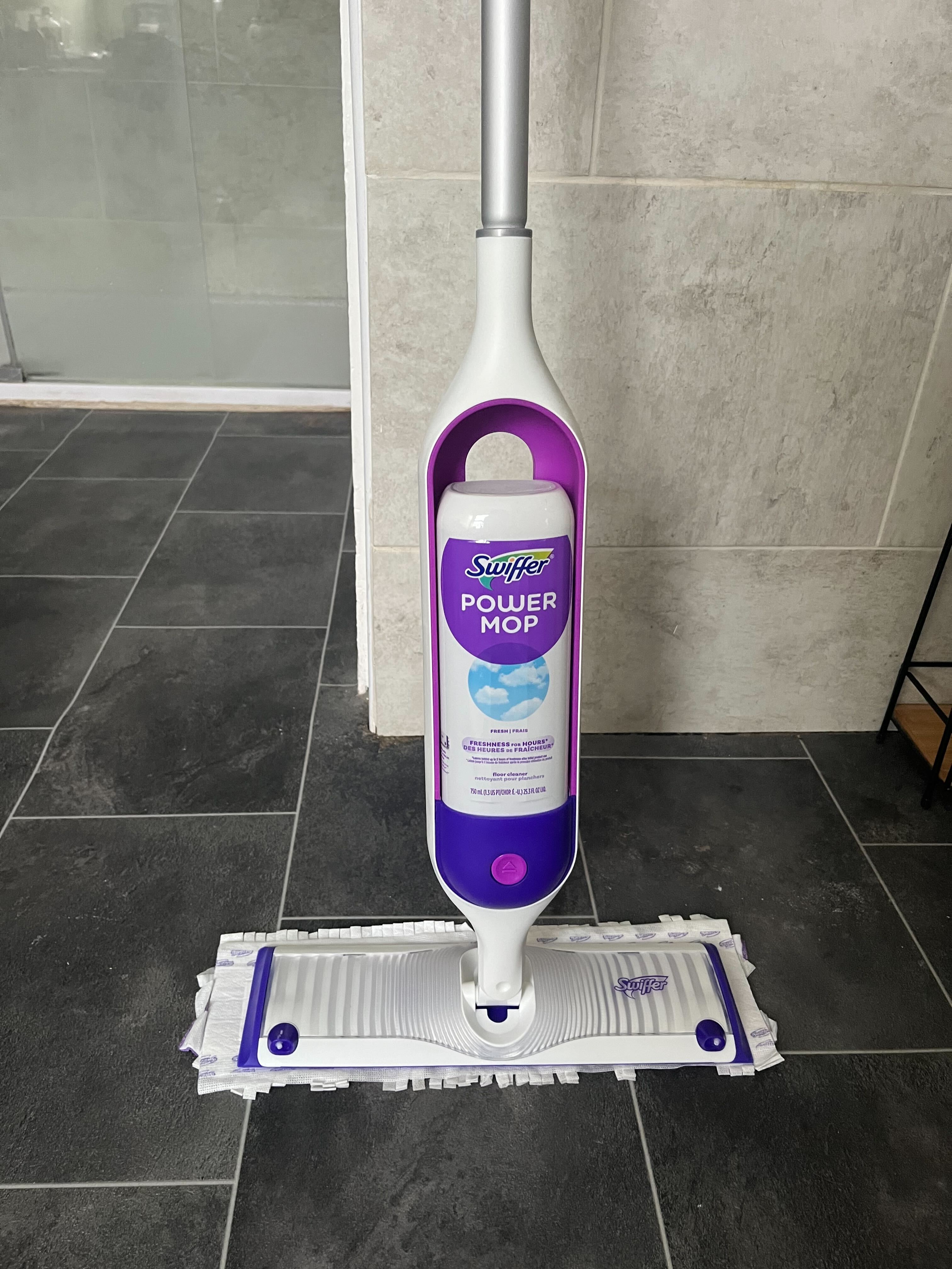   ein lila-weißer Swiffer Power Mop
