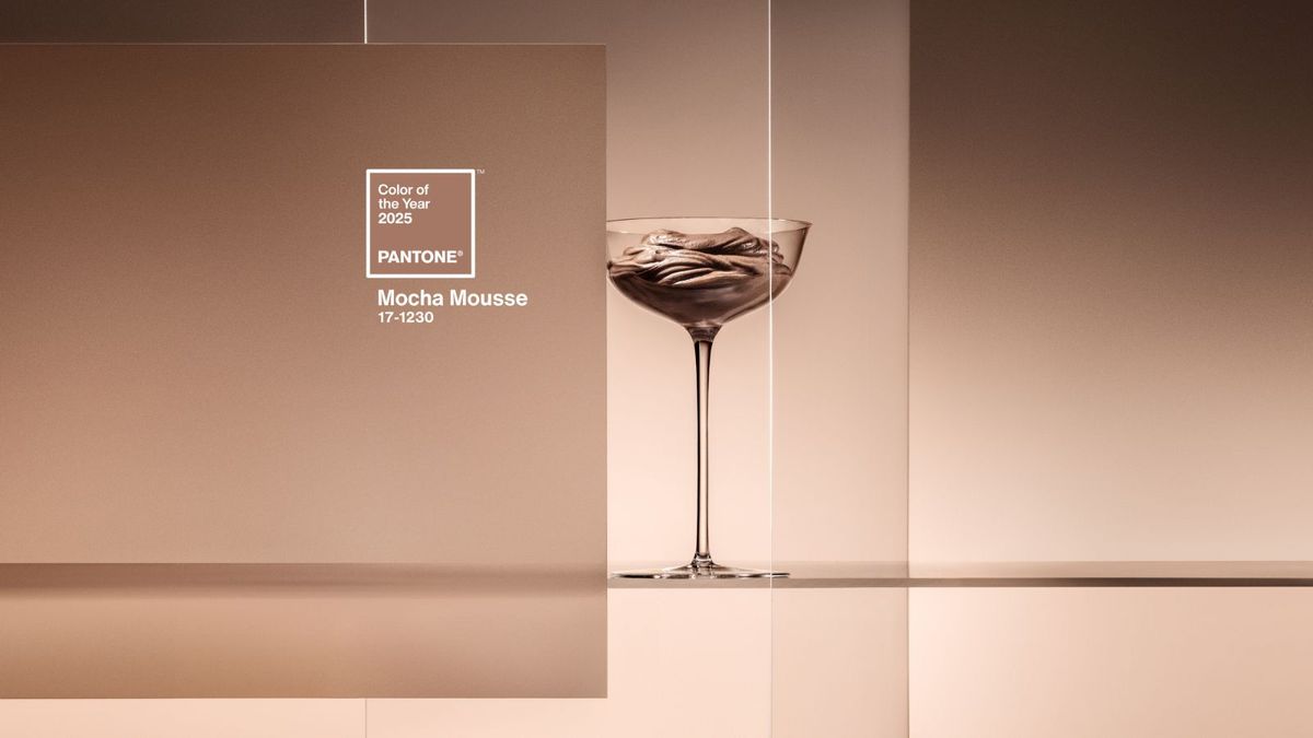 Pantone stellt „Mocha Mousse“ als Farbe des Jahres 2025 vor – ein wärmendes „sanftes Braun“, ein zeitloser Anti-Trend-Ton
