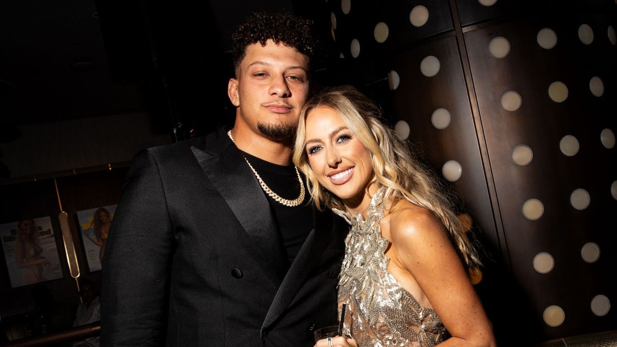 Patrick und Brittany Mahomes verwenden geschichtete Metallic-Farben, um einen Weihnachtsbaum zu schaffen, der selbst in den minimalistischsten Häusern schick aussieht
