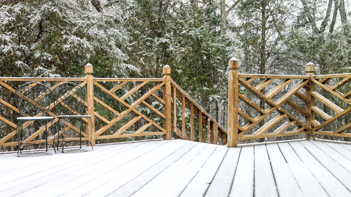So machen Sie ein Deck winterfest – Experten verraten 7 Tipps und einen häufigen Fehler, den Sie bei der Winterfestmachung niemals machen sollten