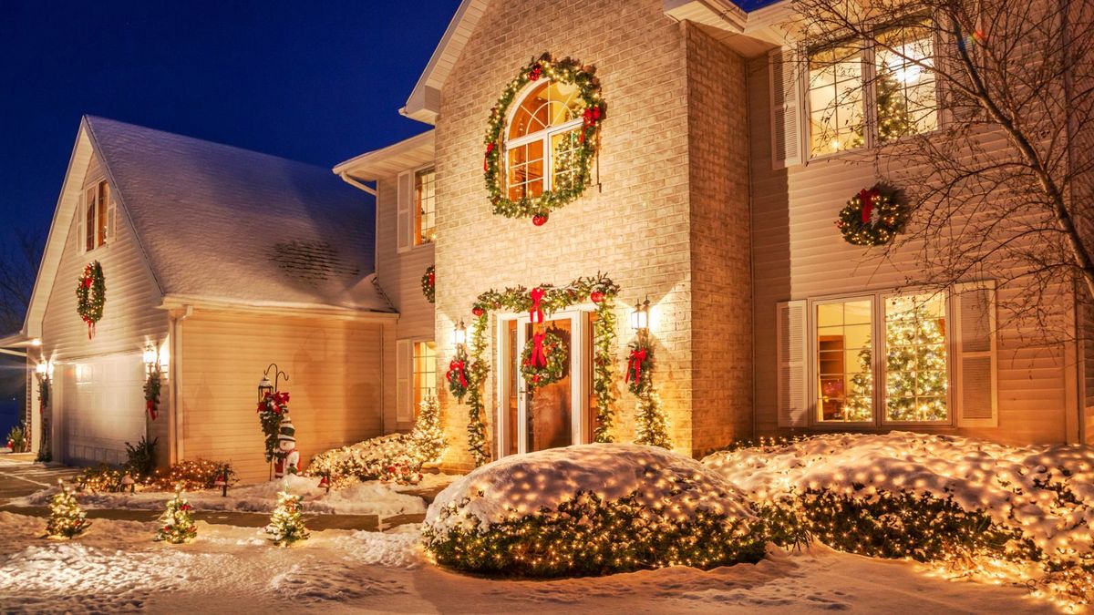 Wie viele Weihnachtslichter für den Außenbereich benötige ich? Ein erfahrener Elektriker erklärt die „Fünfzig-pro-Fuß“-Regel