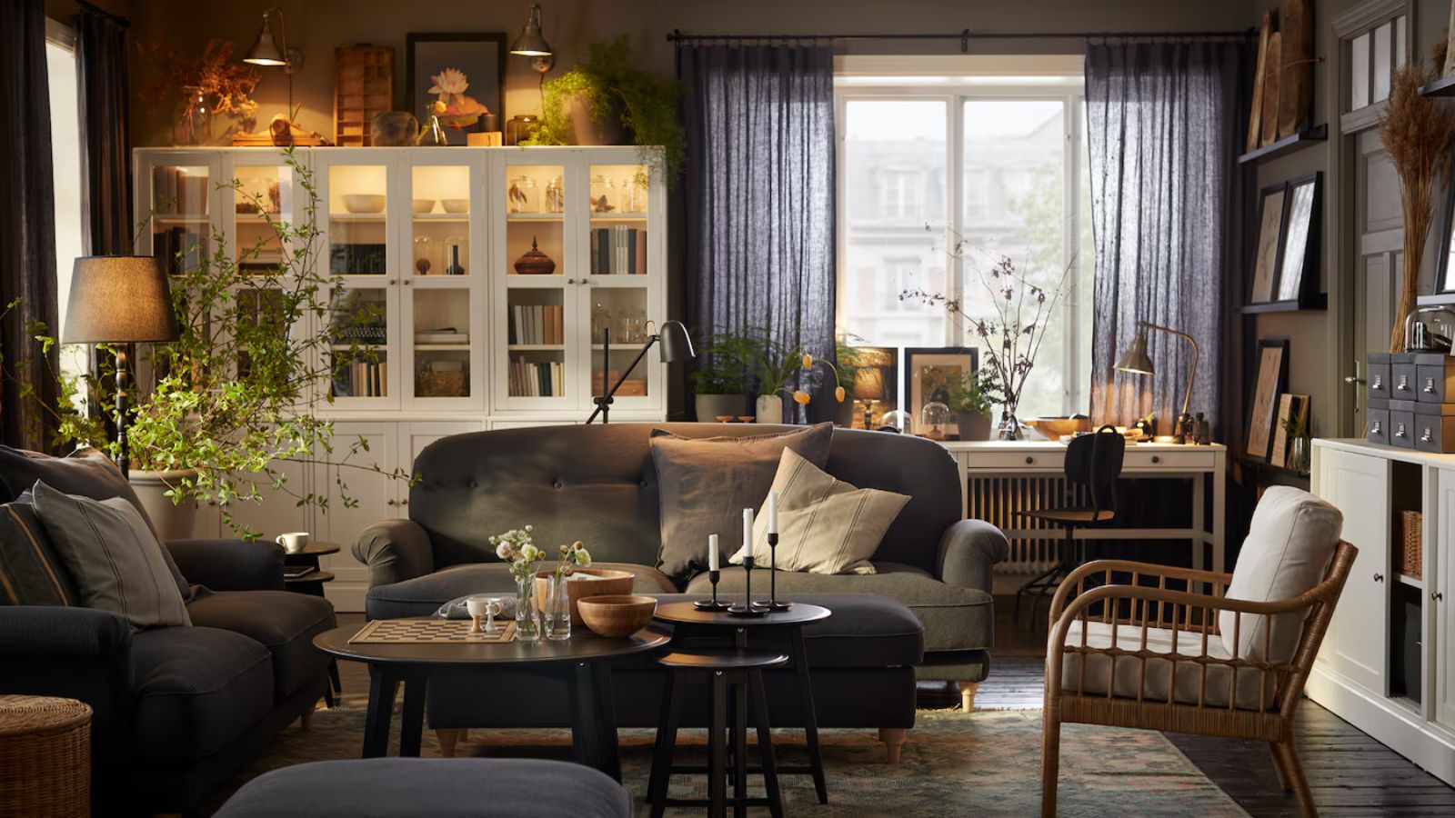 IKEA-Wohnzimmer mit dunklen Wänden und gemütlicher Beleuchtung
