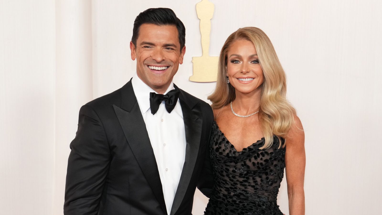 Kelly Ripa und Mark Consuelos auf weißem Hintergrund